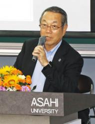 スポーツの価値について考える重要性を話す河野さん＝瑞穂市の朝日大で