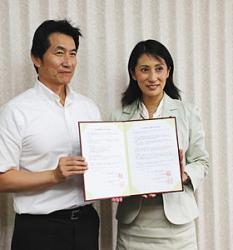 協定を結んだ名古屋産業大の高木学長（右）と瀬戸北総合高の川合校長＝瀬戸市本郷町の瀬戸北総合高で