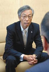 抱負を語る土屋会長＝岐阜市柳ケ瀬通の中日新聞岐阜支社で