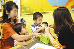 夢中になっておもちゃの剣を作る子どもたち＝春日井市総合福祉センターで