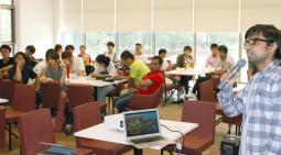 ネパールの文化紹介などがあった交流会＝大垣市の岐阜経済大で