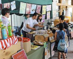 コーヒーや菓子などを販売する学生やＮＰＯの関係者ら＝長久手市の愛・地球博記念公園で