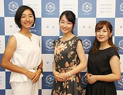 ミスせとものに選ばれた3人。左から水野さん、クイーンの武原さん、岩村さん=瀬戸市役所で