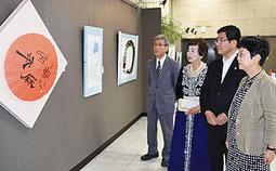 モロッコをイメージした作品に見入る（左から）中根教授、河合さん、古田知事、岐阜女子大の松川礼子学長＝岐阜市神田町の十六銀行本店で