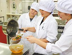 フェアに向けてベジブロスを試作する長尾さん(右)ら=瑞浪市の中京学院大短期大学部で