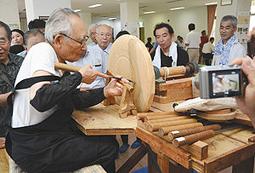 足踏みろくろを実演する高橋さん（左）＝１６日、東近江市蛭谷町で