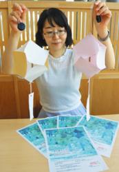 「かなざわ風鈴」の製作体験会をPRする担当者=野々市市役所で