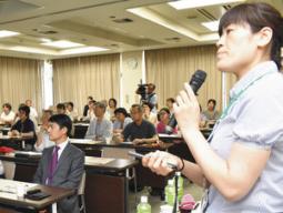 参加者に医療現場での文化の違いを紹介する野村さん（右）＝豊明市総合福祉会館で