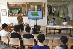 クラシティの活性化案を説明する学生＝半田市のクラシティで