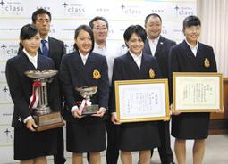 全日本大学ホッケー王座決定戦優勝を報告した選手ら＝１３日、各務原市役所で