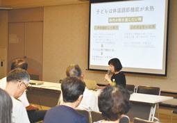 子どもへの対策を指導する加藤医師（奥）＝日進市中央福祉センターで