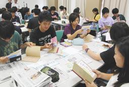切り抜いた新聞を持ち寄り、意見を交換した学生たち＝岐阜市の岐阜聖徳学園大で