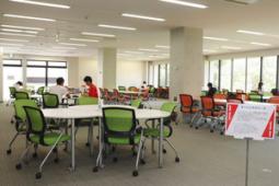 開放的な空間で学習できるラーニングスペース＝春日井市の中部大で