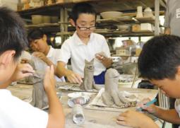 個性あふれるアートこま犬を作る児童たち=瑞浪市陶町の与左衛門窯で