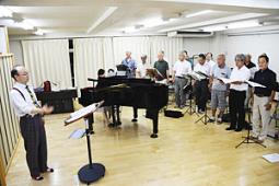 南山大メイルクワイヤーのメンバーらを前に練習で指揮をする金子さん(左)と、ピアノで伴奏する永坂さん=熱田区で