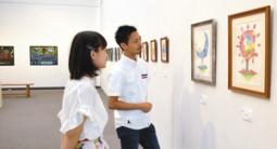 来場者に作品を説明する安藤さん(右)=春日井市の文化フォーラム春日井で