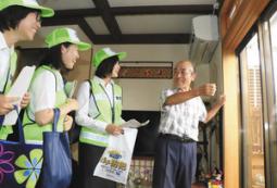 住民男性（右）に防犯対策を聞き取る愛知淑徳大の学生たち＝千種区茶屋が坂で