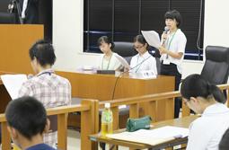 模擬裁判を通じ学ぶ生徒たち＝２日、瑞穂市穂積の朝日大で