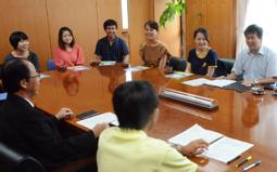 大井副市長(手前左)に滞在中の抱負などを語る名古屋外国語大の学生ら=中津川市役所で