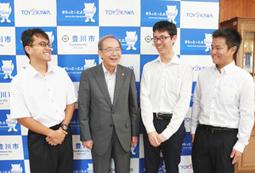 山脇市長（左から２人目）と談笑する議員インターンの学生たち＝豊川市役所で
