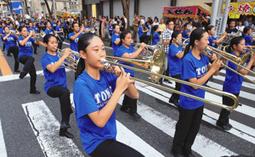 息の合った演奏でパレードを盛り上げる愛知東邦大吹奏楽団・東邦高吹奏楽部＝名古屋市中区の広小路通で