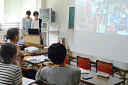 「ギオンバ」の報告をする名古屋外国語大の学生たち=中津川市本町の中央公民館で