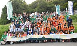 目的地の笹尾山にたどり着いた参加者たち=関ケ原町関ケ原で