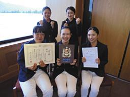 ２位に１７打差をつけぶっちぎりの優勝を決めた愛大チーム＝京和ＣＣで