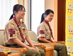 富士スカウト章を受けた植田さん（右）と小川さん＝大府市役所で