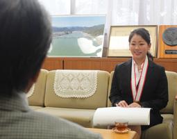 西田町長（左）に健闘を報告する上地さん＝紀宝町役場で