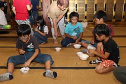 オリジナル念珠作りに熱中する子どもたち＝阿久比町の東光寺で