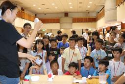 大学生が試作したからくり装置を楽しむ小学生たち=岐阜市少年自然の家で