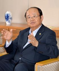 新理事長に選出された立花貞司(ていじ)氏