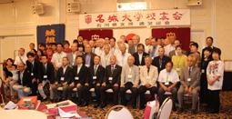 記念写真に納まる選手やＯＢなどの出席者