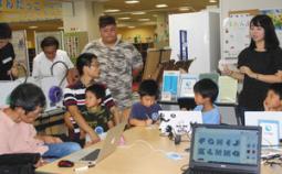 ストローホルダーの作り方を紹介する寺沢さん（右）＝半田市広小路町のクラシティ半田で