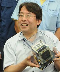 完成した「がまキューブ」を手にする愛知工科大の西尾正則教授＝２８日午後、愛知県蒲郡市で