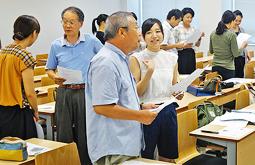 生徒役となって英語で会話する教諭ら＝日進市の名古屋外国語大で