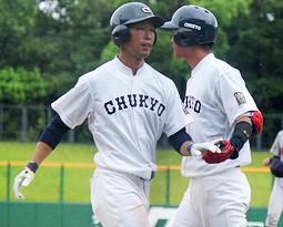 開幕戦で３打数２安打４打点の活躍をみせた中京大・河田（左）＝パロマ瑞穂球場で（川越亮太撮影）