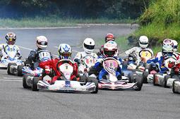 激しく競り合うカートレースの選手ら＝三重県桑名市志知のレインボースポーツカートコースで