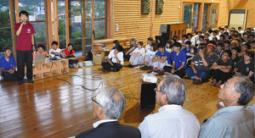 取り組みを発表する大学生たち＝中津川市加子母の「ふれあいのやかた　かしも」で