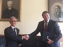 学術交流協定の協定書に調印し、握手する白木学長(左)とバシリエフ学長=サンクトペテルブルク音楽院で(県立芸術大提供)