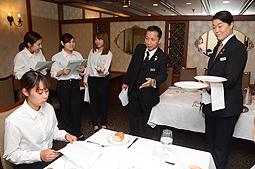 可児さん(右から2人目)らにもてなし方を学ぶ学生ら=下呂市の旅館水明館で