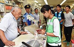 チェックリストを基に店の責任者に話を聞く学生たち＝瑞穂区内で