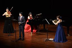 4人で演奏を披露する出演者=長久手市文化の家で