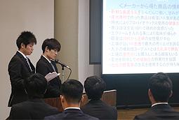 就業体験で取り組んだ内容を報告する学生＝垂井町宮代の西濃運輸総合研修センターで
