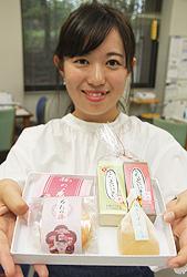 商品化が実現したスイーツを紹介する成原さん＝東海市の星城大で