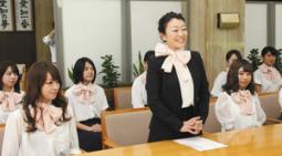 県内企業の魅力を伝える「女性が輝く愛知PR隊」のメンバーと愛知淑徳大の富樫准教授(中央)=県公館で