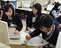 地産地消を普及させるイベントを考える生徒ら＝港区の南陽高で