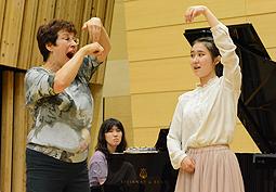 望月さん(右)に指導するカウフマンさん(左)=長久手市の県立芸術大で