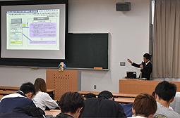 過去の違反事例を説明する田辺所長＝四日市市萱生町の四日市大で